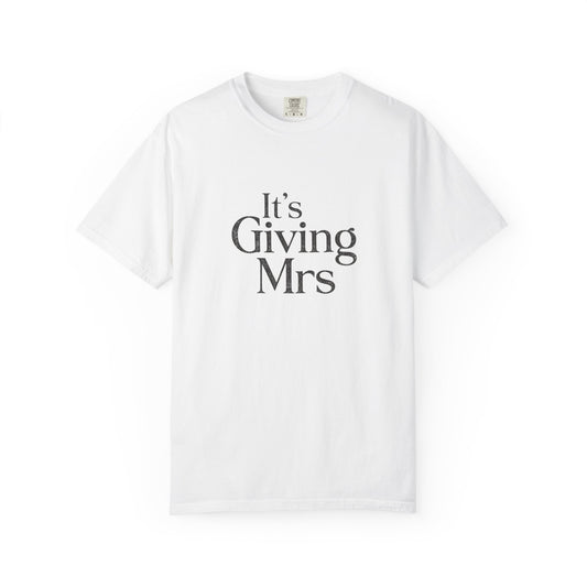 It's Giving Mrs T-Shirt — Playful Bride/Groomed Wedding Party Tee